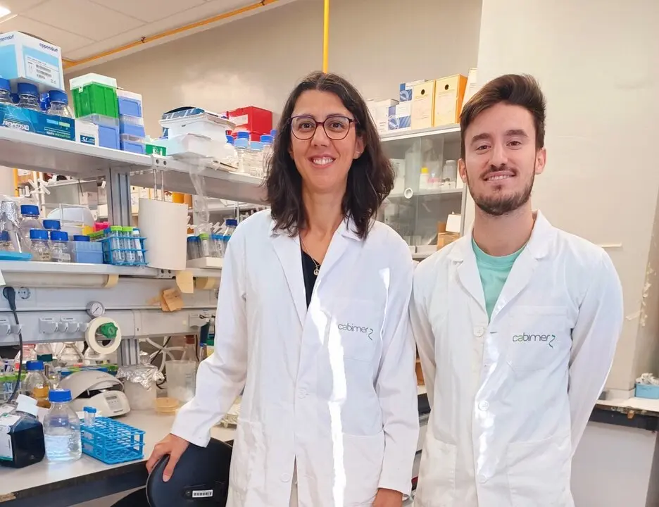 Bel&eacute;n G&oacute;mez Gonz&aacute;lez, investigadora de la US, junto a Iv&aacute;n N&uacute;&ntilde;ez Mart&iacute;n, primer autor del trabajo - US