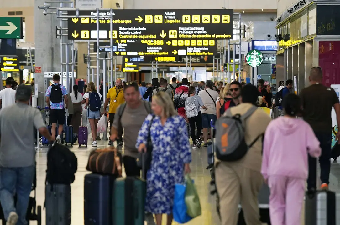 Viajeros en el aeropuerto de M&aacute;laga./&Aacute;lex Zea-Europa Press