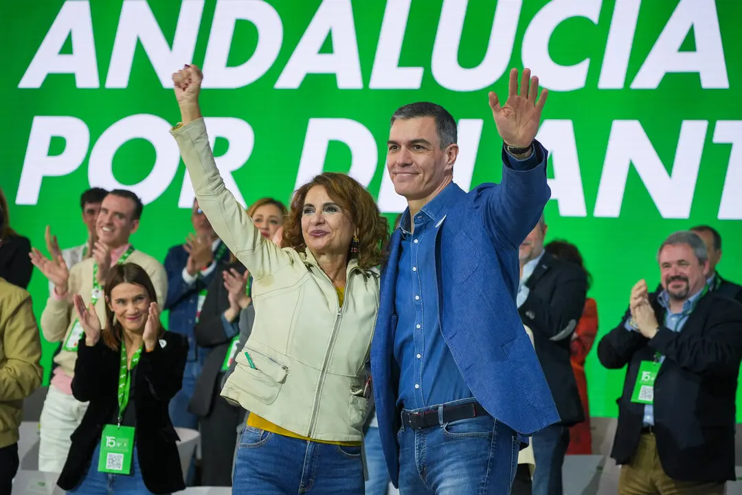 El secretario general del PSOE y presidente del Gobierno, Pedro S&aacute;nchez, junto a la secretaria general del PSOE-A, Mar&iacute;a Jes&uacute;s Montero, clausuran el XV Congreso Regional del PSOE de Andaluc&iacute;a | Francisco J. Olmo / Europa Press