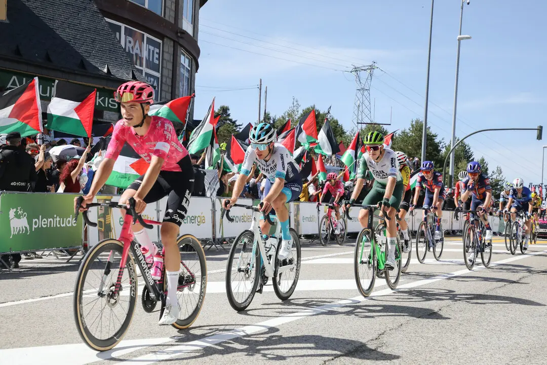 Varios ciclistas pasan por una zona con protestas propalestinas durante la 20&ordf; etapa de la Vuelta Ciclista a Espa&ntilde;a | Europa Press