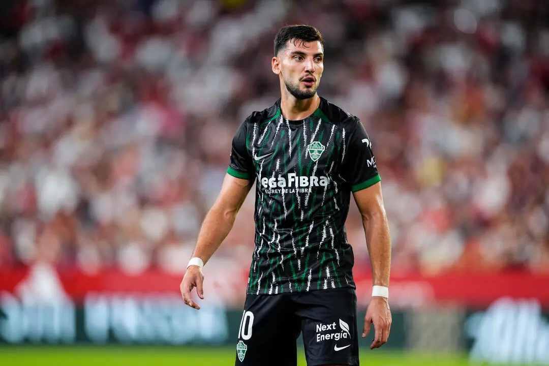 Rafa Mir jugando con el Elche CF en el Ram&oacute;n S&aacute;nchez Pizju&aacute;n ante el Sevilla FC. | EP.