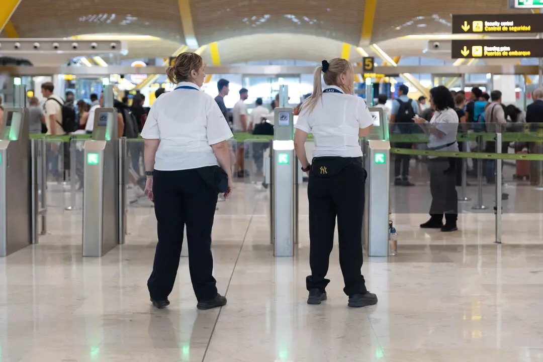 Viajeros en el Aeropuerto Adolfo Su&aacute;rez Madrid-Barajas. | Europa Press.