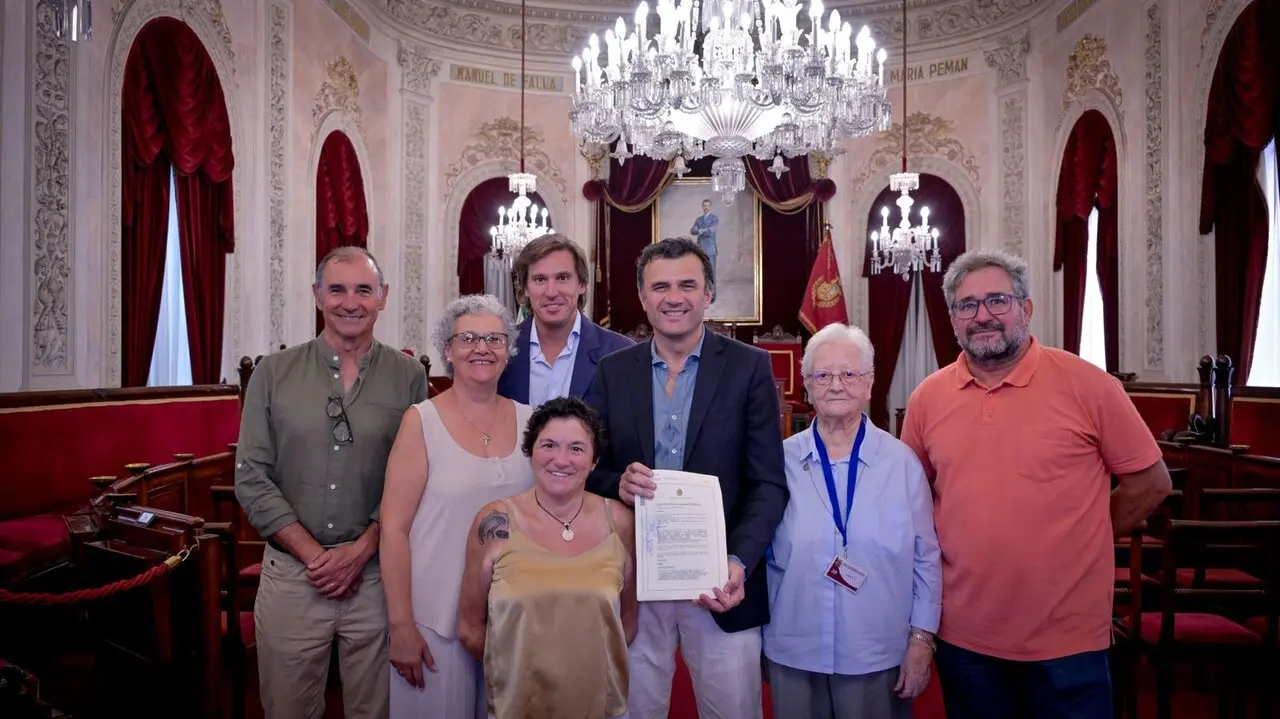 Bruno Garc&iacute;a, junto a las entidades con las que el Ayuntamiento ha firmado el convenio. | Ayuntamiento de C&aacute;diz.