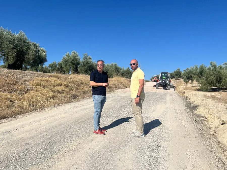 El alcalde de Torredelcampo vivista el arreglo de caminos. - Foto: Ayuntamiento.