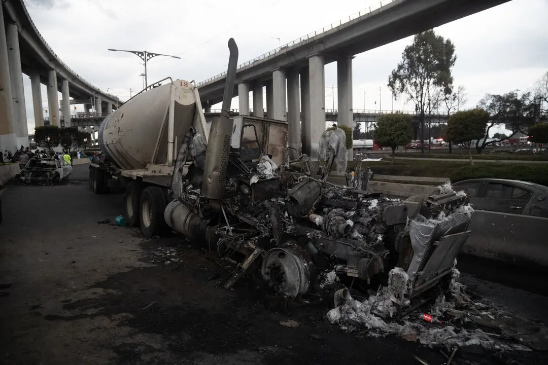 El cami&oacute;n cisterna accidentado. | Europa Press.