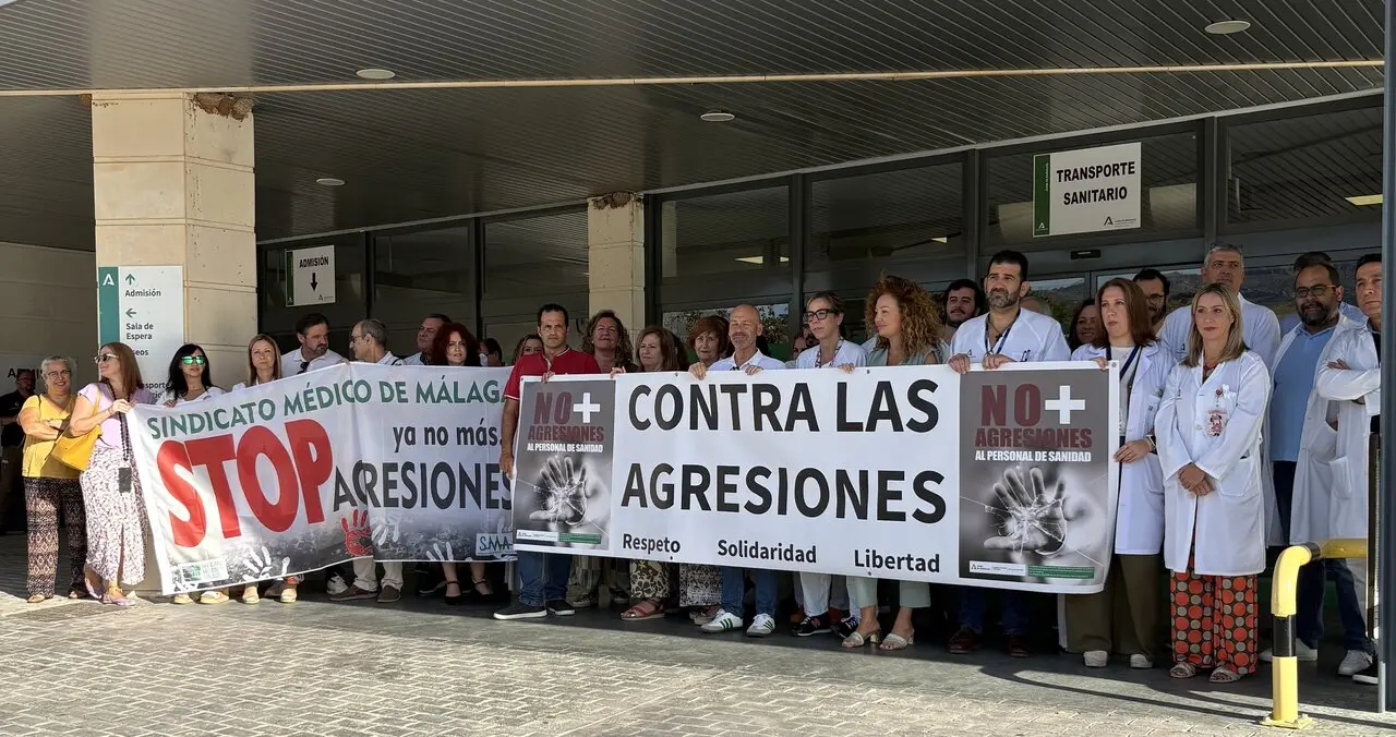 Concentraci&oacute;n y manifestaci&oacute;n del SMM a las puertas de las Urgencias del Hospital de Antequera. | SMM