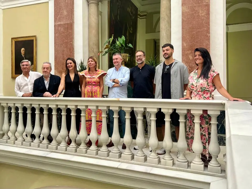 Autoridades, organizadores y docentes de la nueva Escuela Municipal de Carnaval, este jueves en el Ayuntamiento. / VIVA