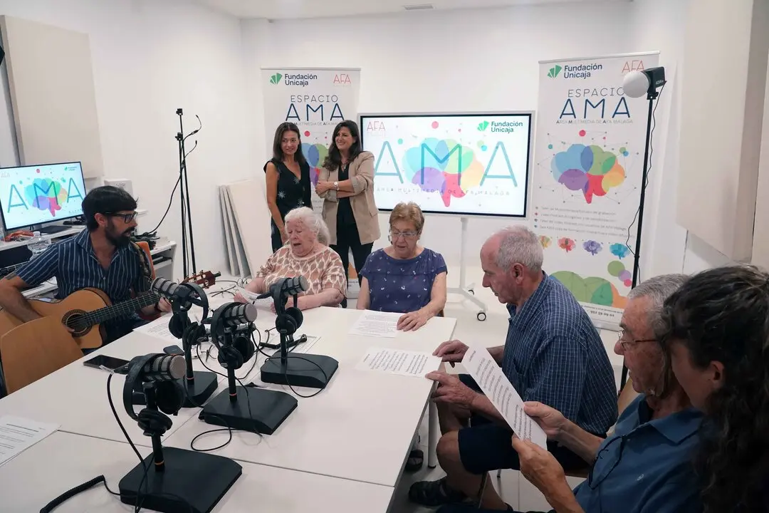 La responsable de Solidaridad e Investigaci&oacute;n de la Fundaci&oacute;n Unicaja, Ana Cabrera, acompa&ntilde;ada de la presidenta de AFA M&aacute;laga, Mar&iacute;a Jos&eacute; Domingo | FUNDACI&Oacute;N UNICAJA