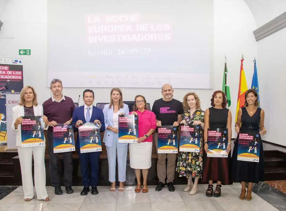 Foto de familia en la presentaci&oacute;n de los actos |&nbsp;CARLOS ORTIZ-CSIC