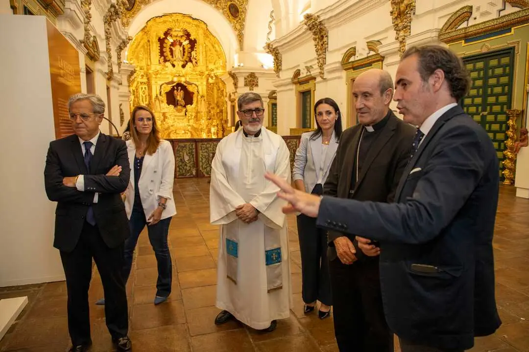 El presidente de la Diputaci&oacute;n de C&oacute;rdoba, Salvador Fuentes, junto al obispo, Jes&uacute;s Fern&aacute;ndez. | Europa Press.