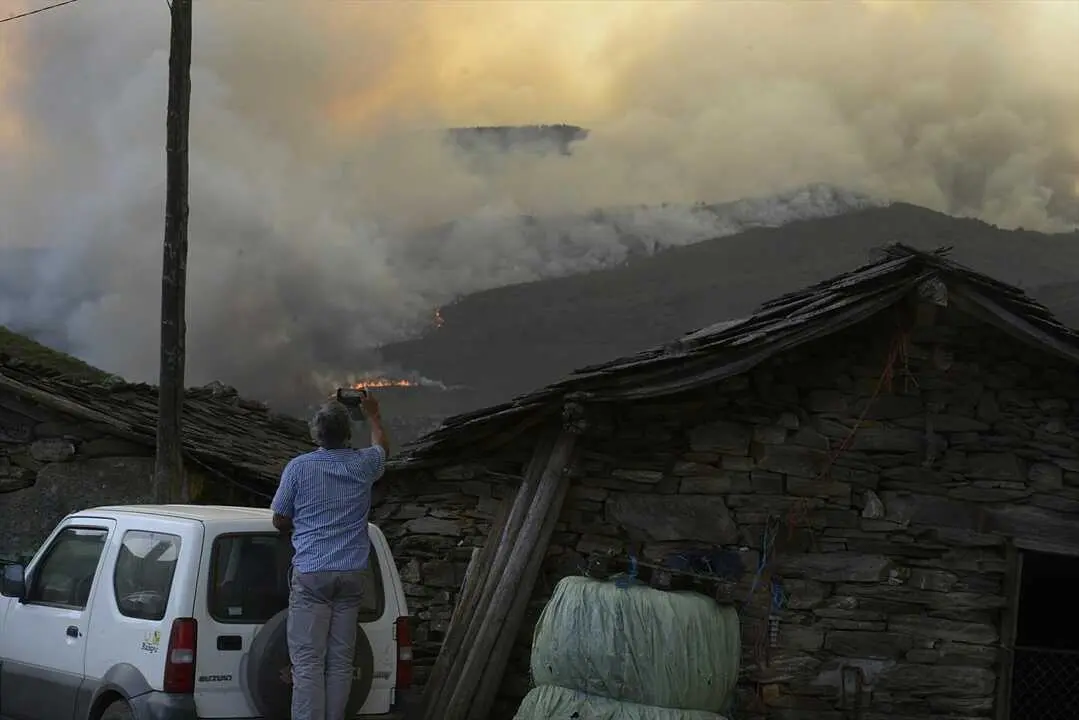  Un hombre fotograf&iacute;a las llamas del incendio en Laza, Ourense. - Rosa Veiga - Europa Press 