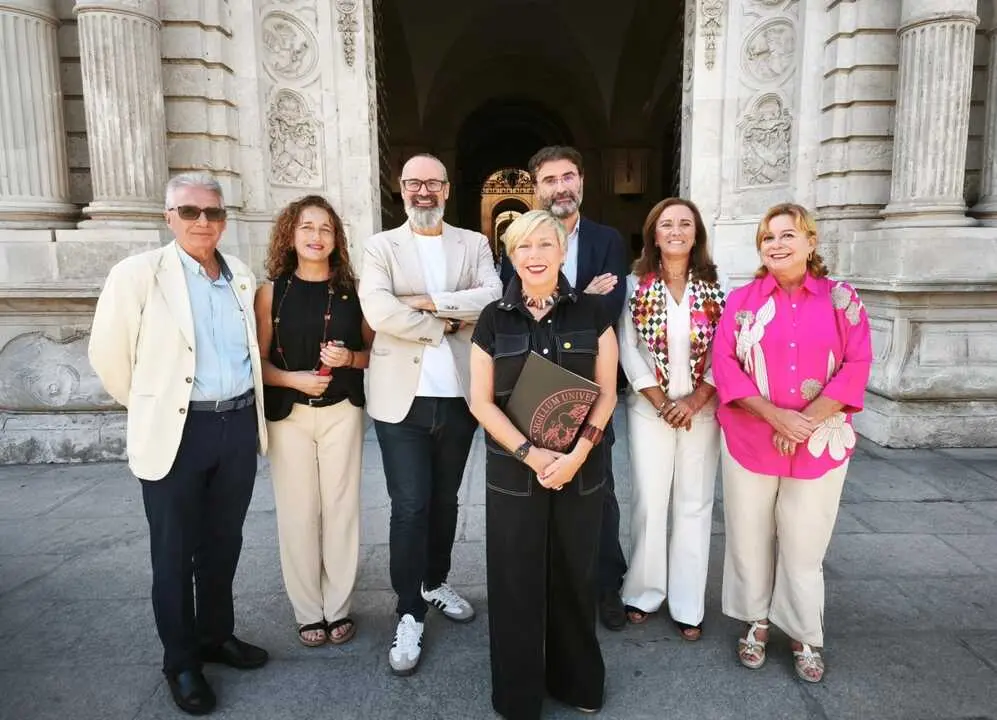 EuropaPress_6984026_carmen_vargas_arropada_equipo_presentacion_oficial_candidatura_rectora