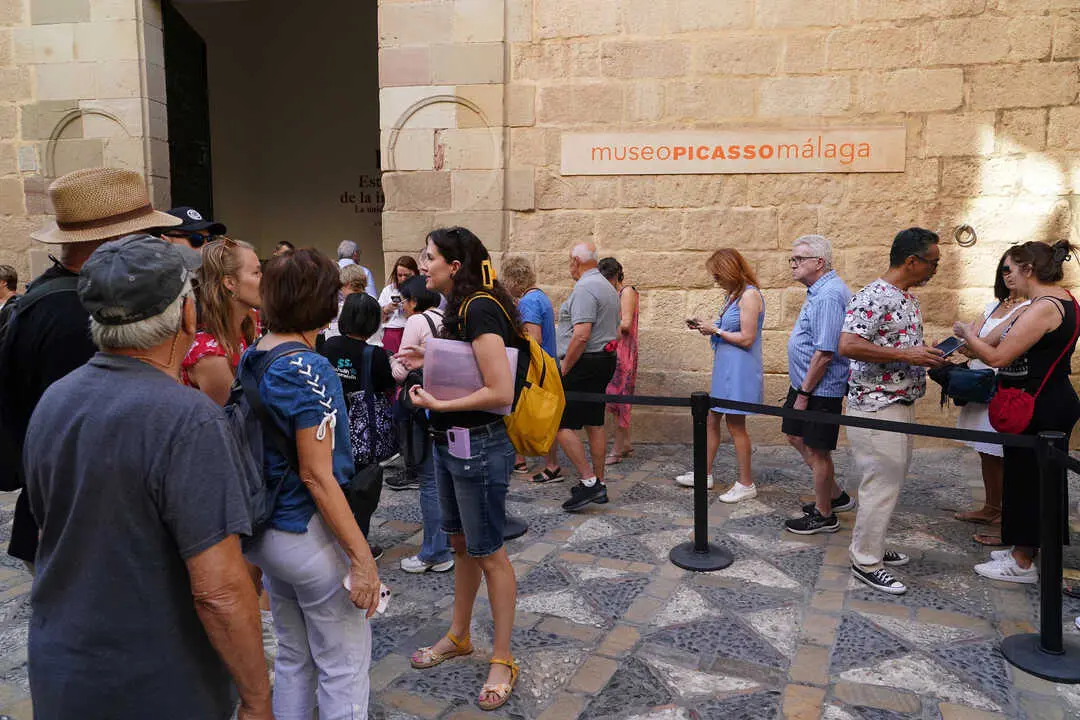 Turista visitando la ciudad | &Aacute;lex Zea / Europa Press