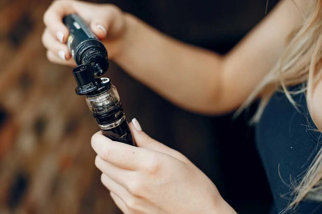 Joven fumando en vaper | JUNTA DE ANDALUCIA