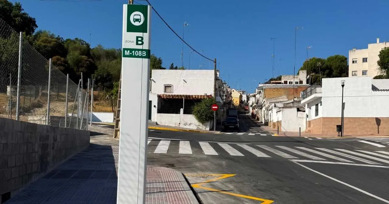 Parada de autob&uacute;s en Tomares.| AYTO TOMARES