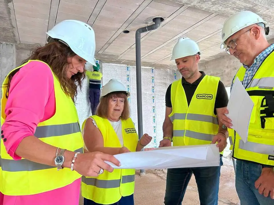 Loles L&oacute;pez, durante su visita al nuevo centro de d&iacute;a de Valverde del Camino. | Junta de Andaluc&iacute;a.