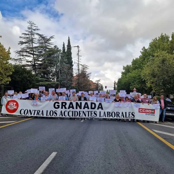 Concentraci&oacute;n de CCOO y UGT en Granada. | Europa Press.