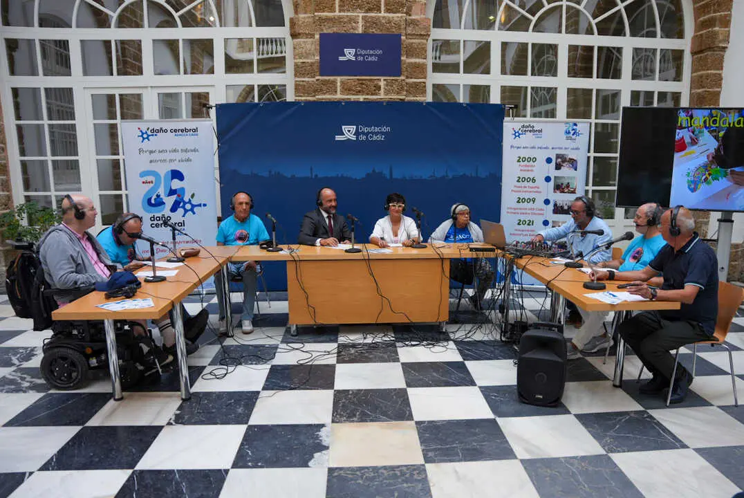 El patio del Palacio Provincial se convirti&oacute; en estudio de radio de la mano de Adacca. / Reyna