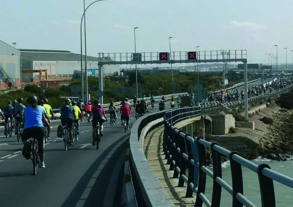 Bicifestaci&oacute;n por el puente Jos&eacute; Le&oacute;n de Carranza en 2022. VIVA