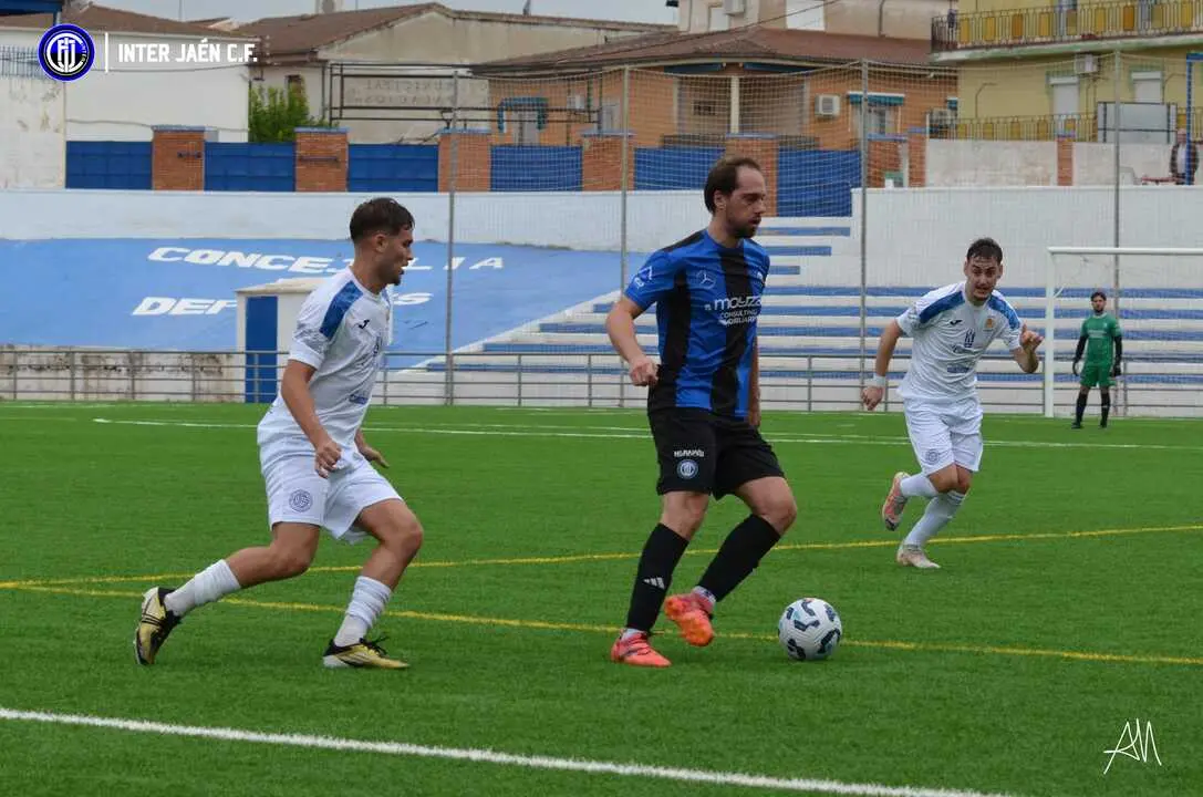 El futbolista del Inter Ja&eacute;n Peris conduce el bal&oacute;n en el partido ante el Carolinense. - Foto: Inter Ja&eacute;n