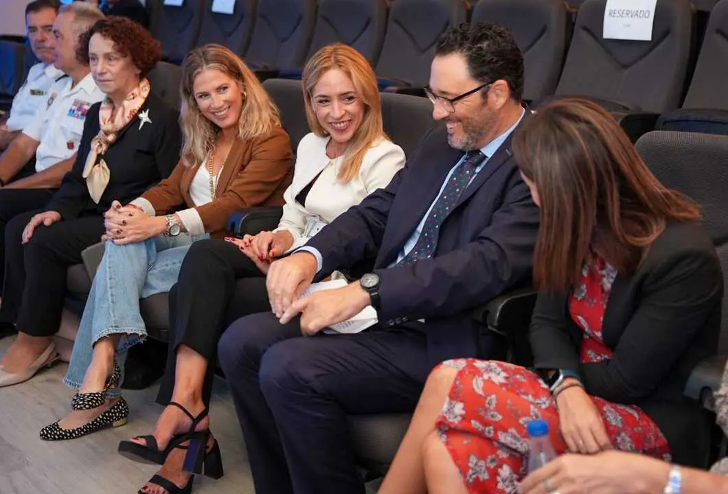 Almudena Mart&iacute;nez y Jos&eacute; Andr&eacute;s Santos, con Ana Palacio. VIVA