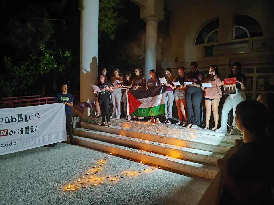 Vigilia realizada por los alumnos del instituto Manuel de Falla. / VIVA