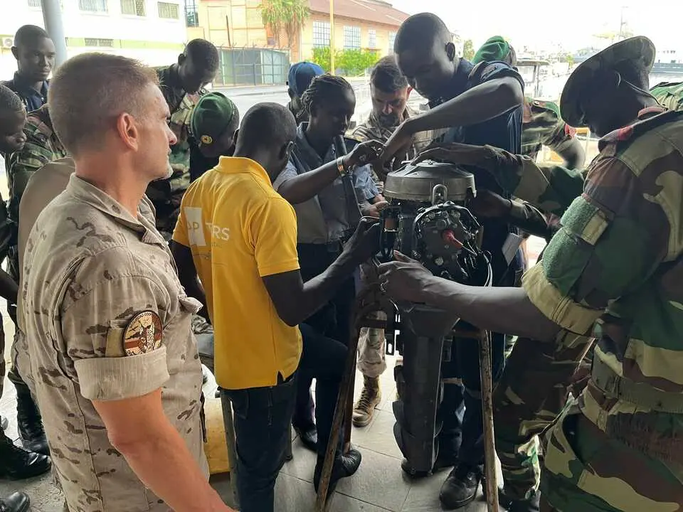 Los marinos senegaleses con un motor fueraborda. | EMAD.