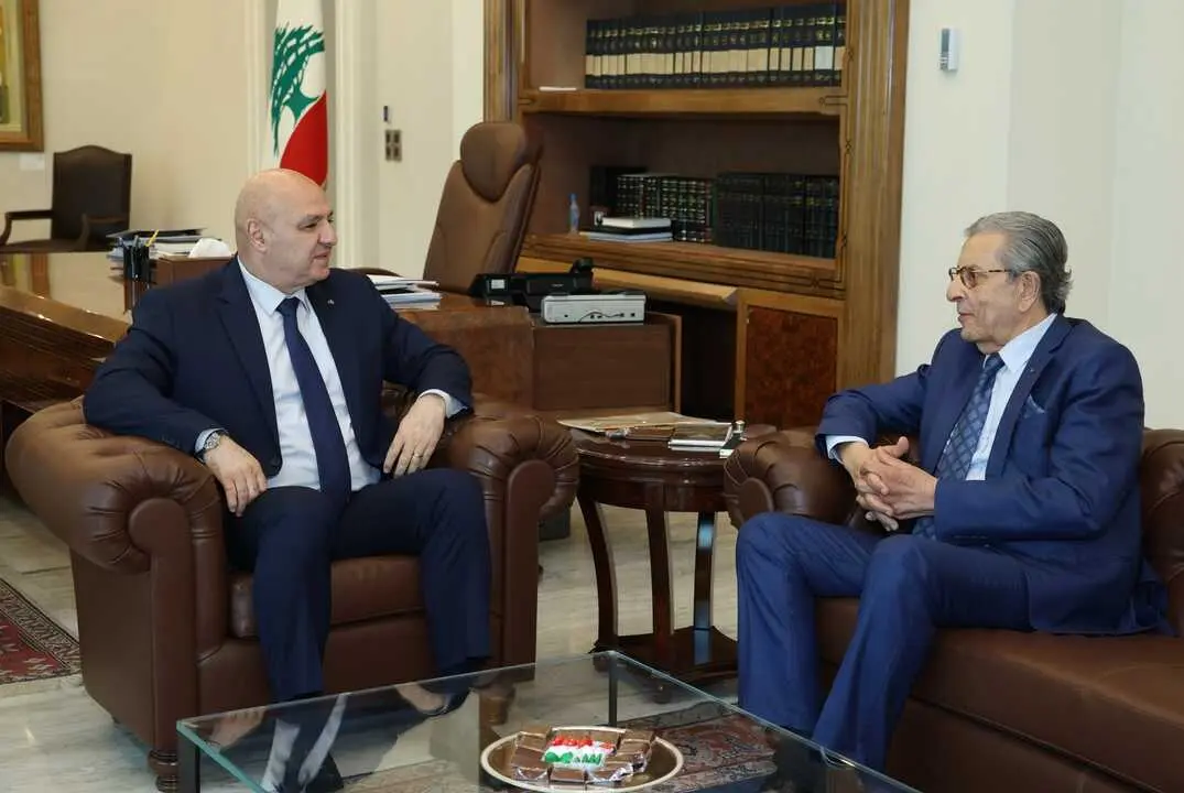 A la derecha, el entonces embajador argelino en Beirut, Kamel Buchama. | Europa Press.