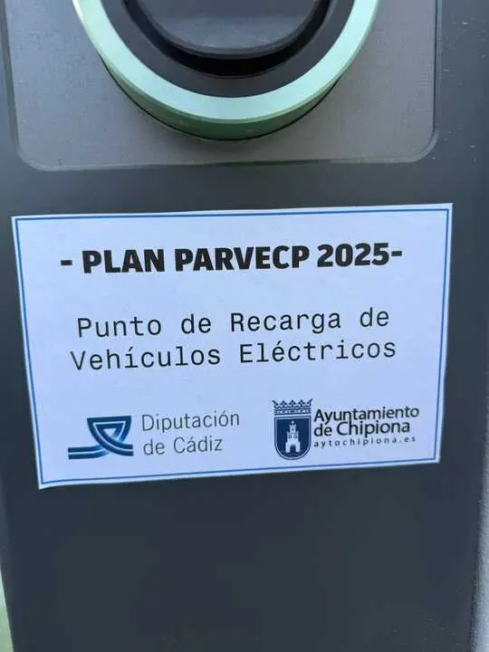 Chipiona inaugura su primer punto de recarga p&uacute;blica para veh&iacute;culos el&eacute;ctricos