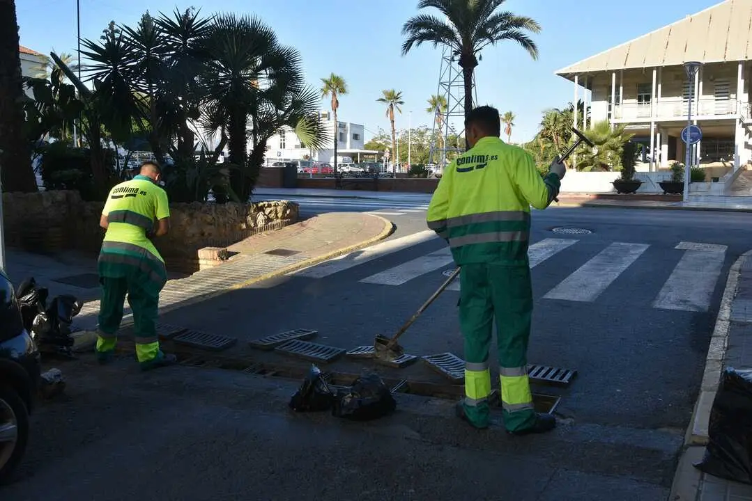 Limpieza imbornales en Punta Umbr&iacute;a. | Ayuntamiento de Punta Umbr&iacute;a.