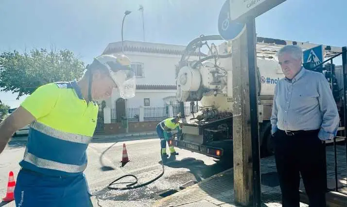 El municipio de Chipiona prepara sus calles para la temporada de lluvias con limpieza de imbornales