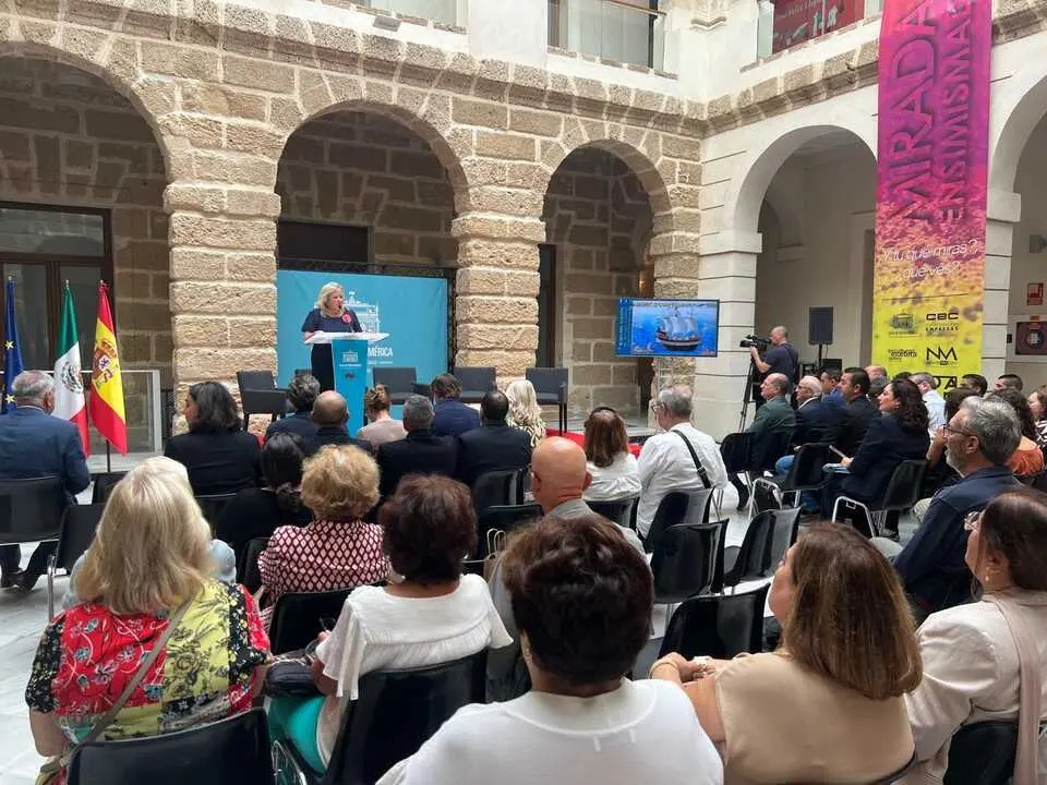 La profesora Inmaculada Gavira, durante su intervenci&oacute;n en la inauguraci&oacute;n de las jornadas. / VIVA