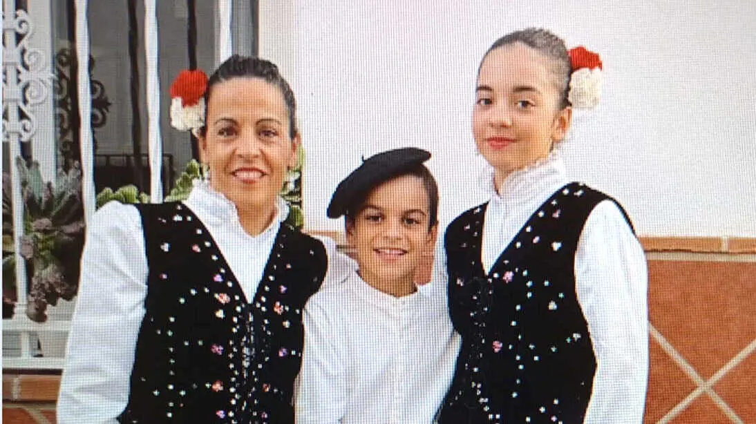 Eva, junto a sus hijos, con el traje t&iacute;pico, antes de bailar el fandango de Charilla.