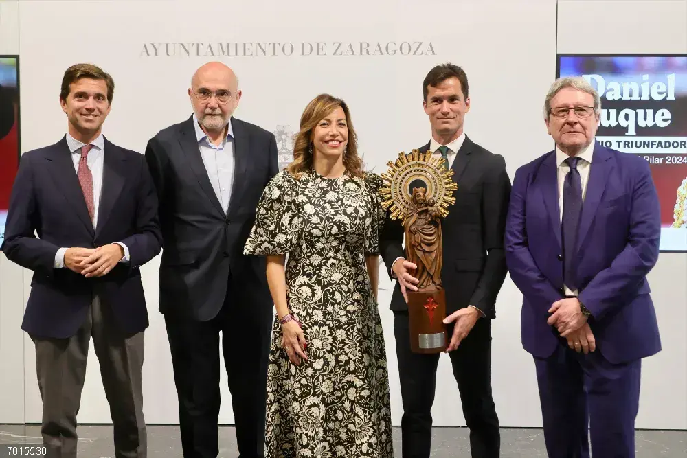 La alcaldesa de Zaragoza, Natalia Chueca, entrega el premio Triunfador de la Feria Taurina del Pilar 2024 al sevillano Daniel Luque&nbsp;|&nbsp;MIGUEL GRACIA