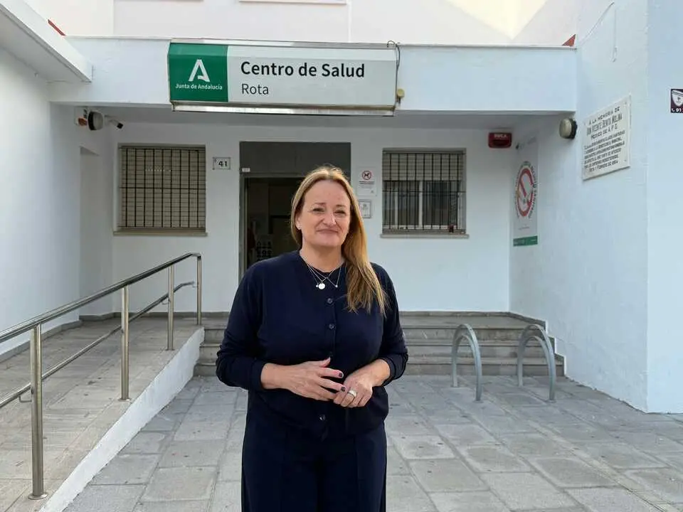 Encarna Ni&ntilde;o frente al Centro de Salud de Rota