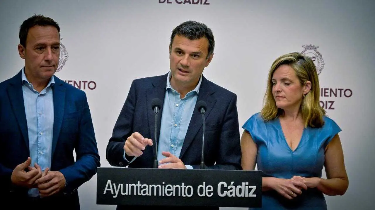 El alcalde de C&aacute;diz, Bruno Garc&iacute;a, con Jos&eacute; Manuel Cossi y Maite Gonz&aacute;lez. VIVA
