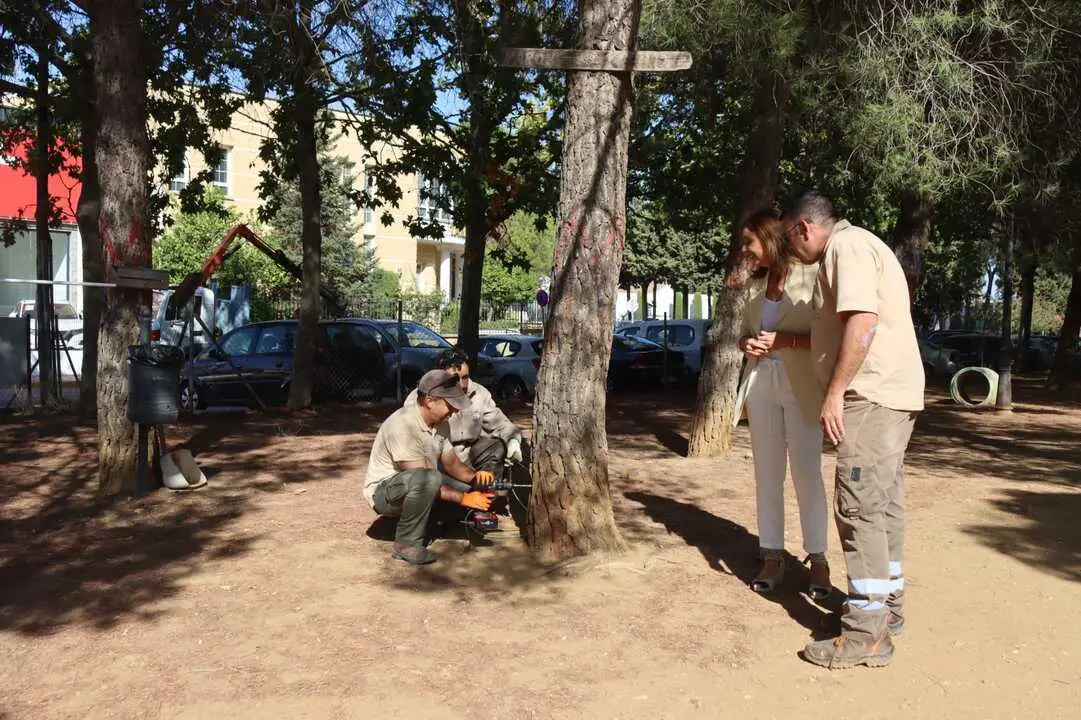 09102025 - La delegada municipal de Parques y Jardines, Concha Mu&ntilde;oz, ha supervisado los trabajos en el parque canino del pol&iacute;gono.