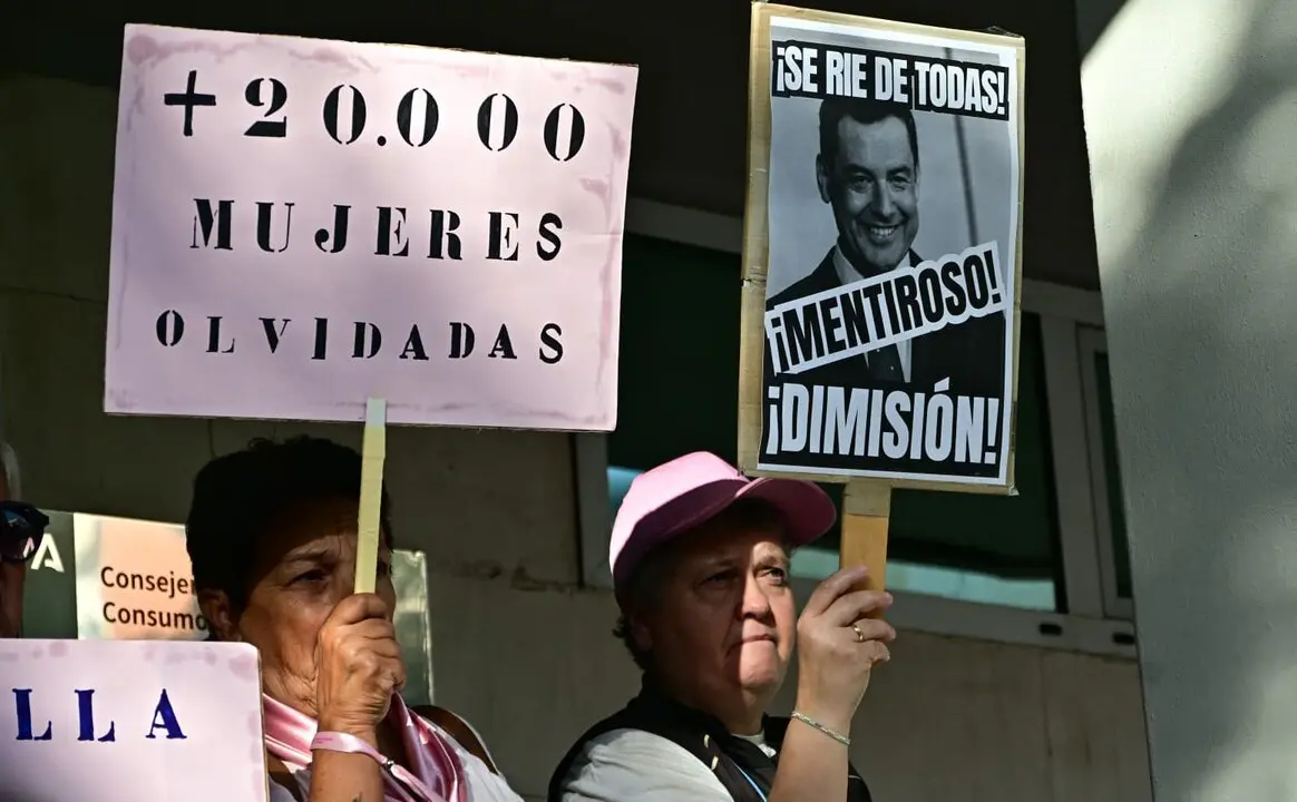 Protesta en C&aacute;diz por los fallos en el cribado de c&aacute;ncer de mama. Eulogio Garc&iacute;a