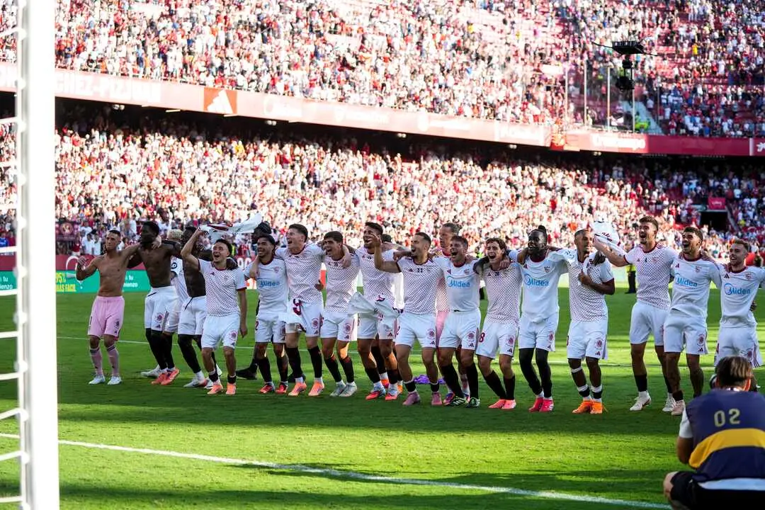 La primera plantilla del Sevilla F&uacute;tbol Club celebra su victoria contra el F&uacute;tbol Club Barcelona. | Corchero/EP.