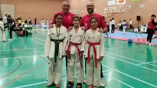Gabriela Lanza, Carmen B&eacute;jar y Alejandro Cuesta posan junto al t&eacute;cnico y el director del club. - Foto: Club Oscar Dojang