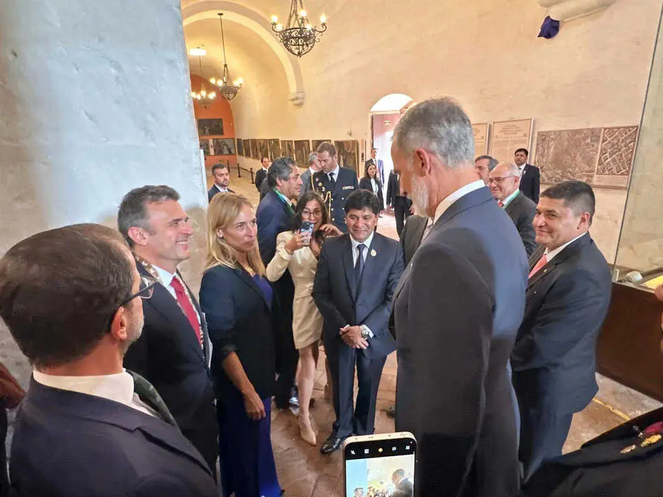 Bruno Garc&iacute;a, junto al Rey Felipe VI en el Congreso Internacional de la Lengua Espa&ntilde;ola en Per&uacute;. | Ayuntamiento de C&aacute;diz.