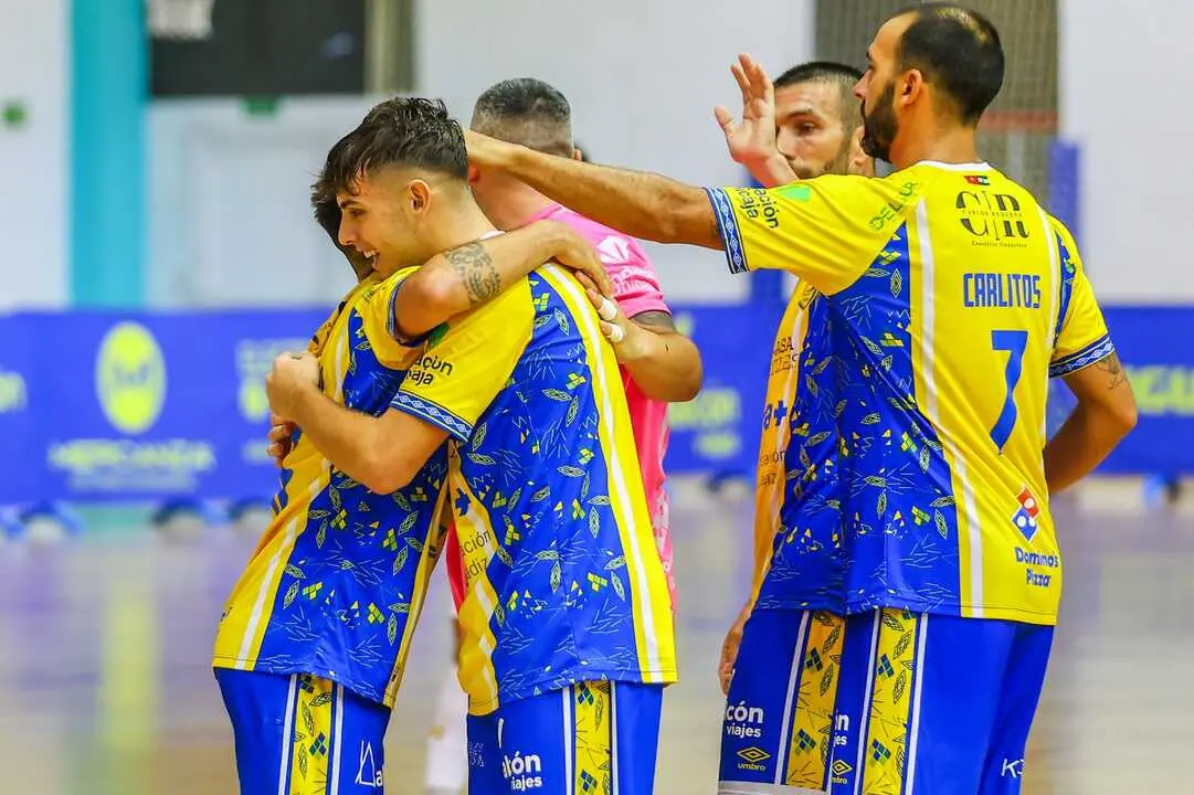 Los jugadores del Virgili celebran un gol ante el C&oacute;rdoba Patrimonio B. | CD Virgili C&aacute;diz.
