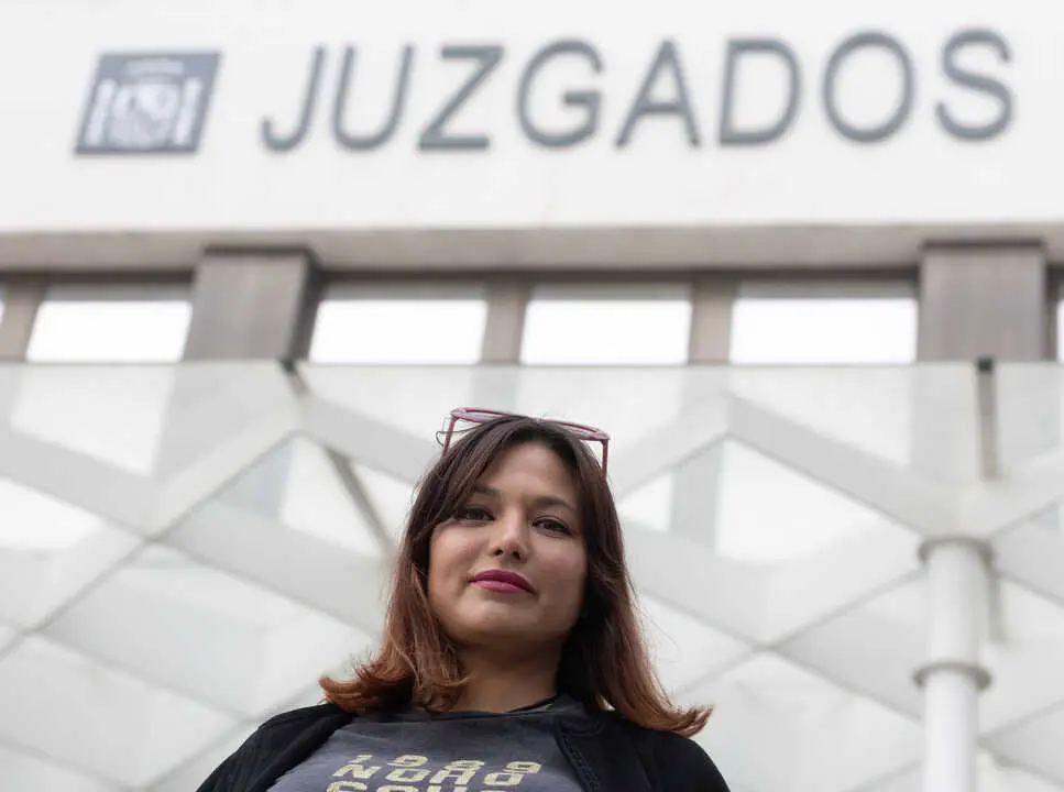 La actriz Elisa Moulia&aacute; a su salida de los Juzgados de Plaza de Castilla tras entregar su tel&eacute;fono m&oacute;vil a fin de que la Polic&iacute;a Nacional pueda analizar las conversaciones que mantuvieron | Eduardo Parra / Europa Press