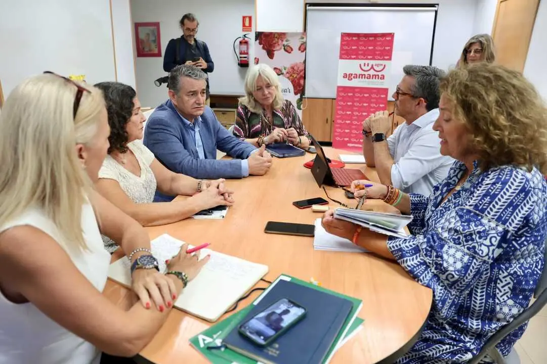 Antonio Sanz, con representantes de Agamama. VIVA
