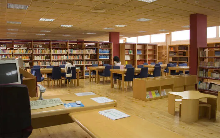 La Biblioteca P&uacute;blica Municipal Adolfo Su&aacute;rez. / VIVA