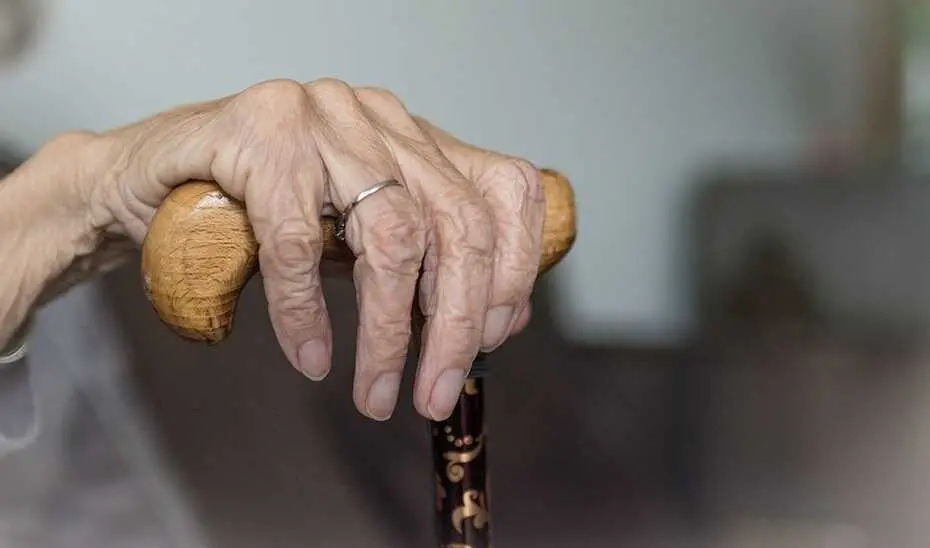 La mano de una persona mayor | EP