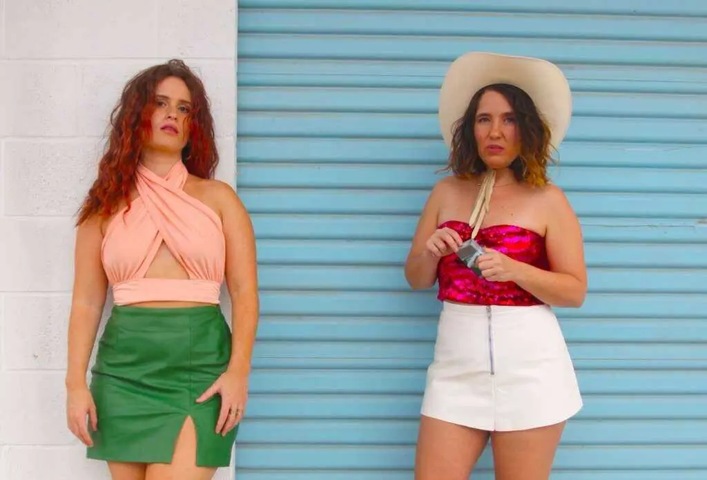 Fany de la Chica, en el v&iacute;deoclip junto con Celia S&aacute;ez, a la izquierda. - Foto: Joel Ruiz