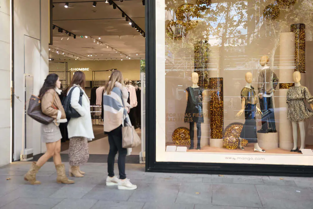 Varias mujer miran la entrada de una tienda. | Europa Press.