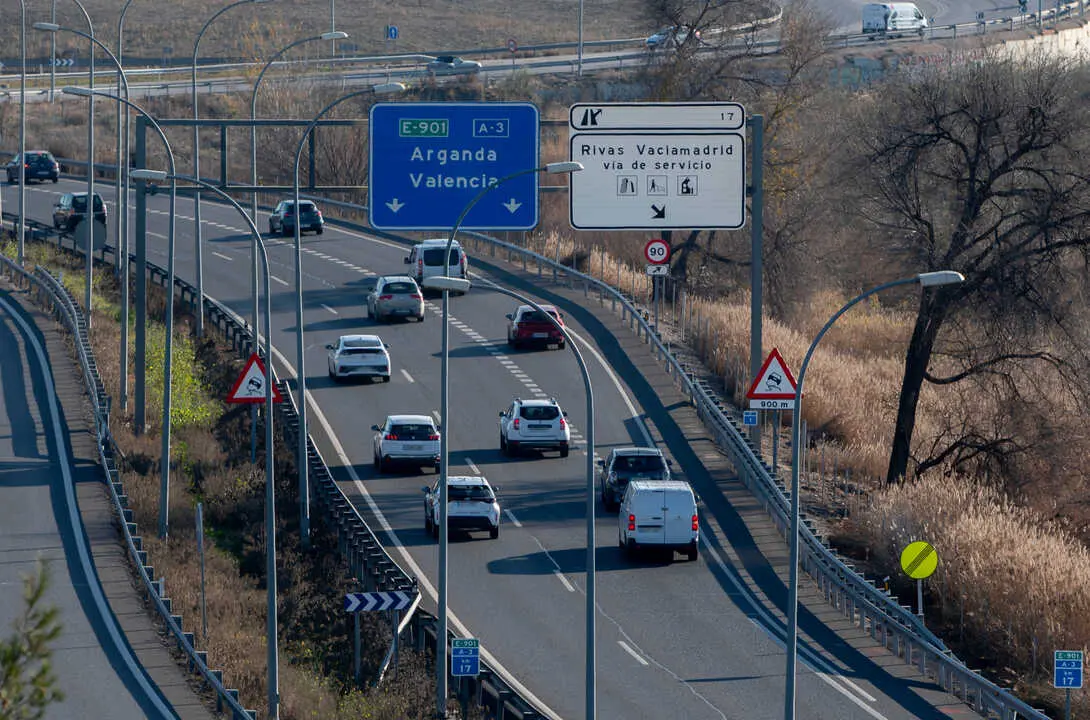Decenas de coches en la A-3. | Europa Press.