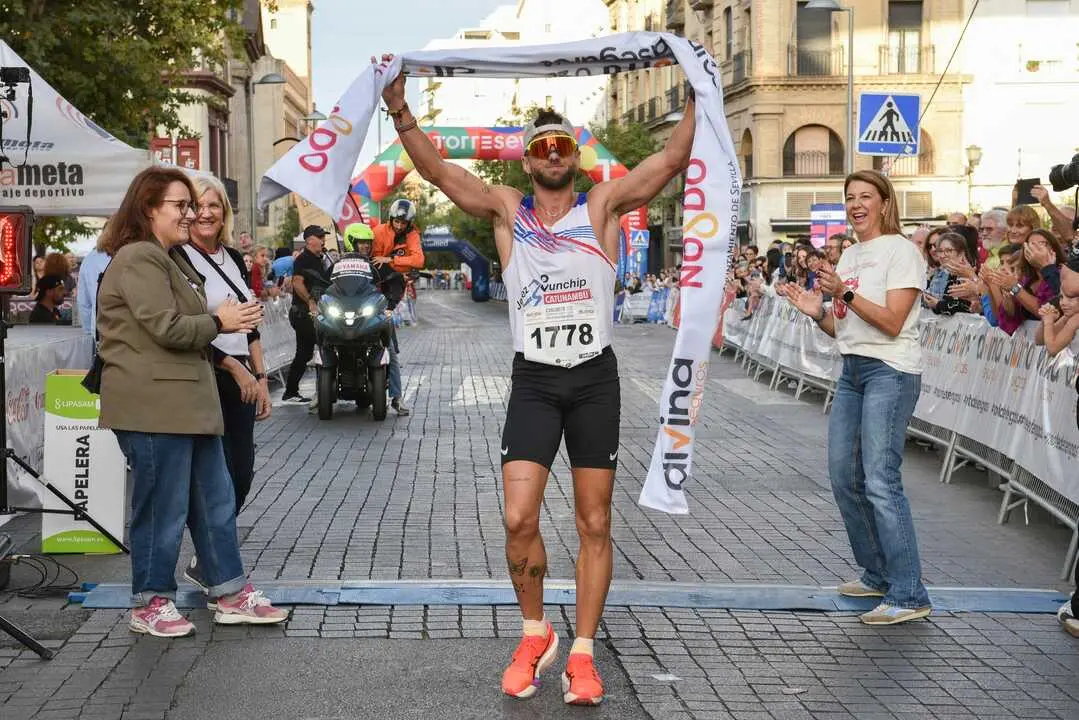 Pedro Garrido cruzando la l&iacute;nea de meta del 10km Casco Antiguo 'Caixa Bank' de Sevilla